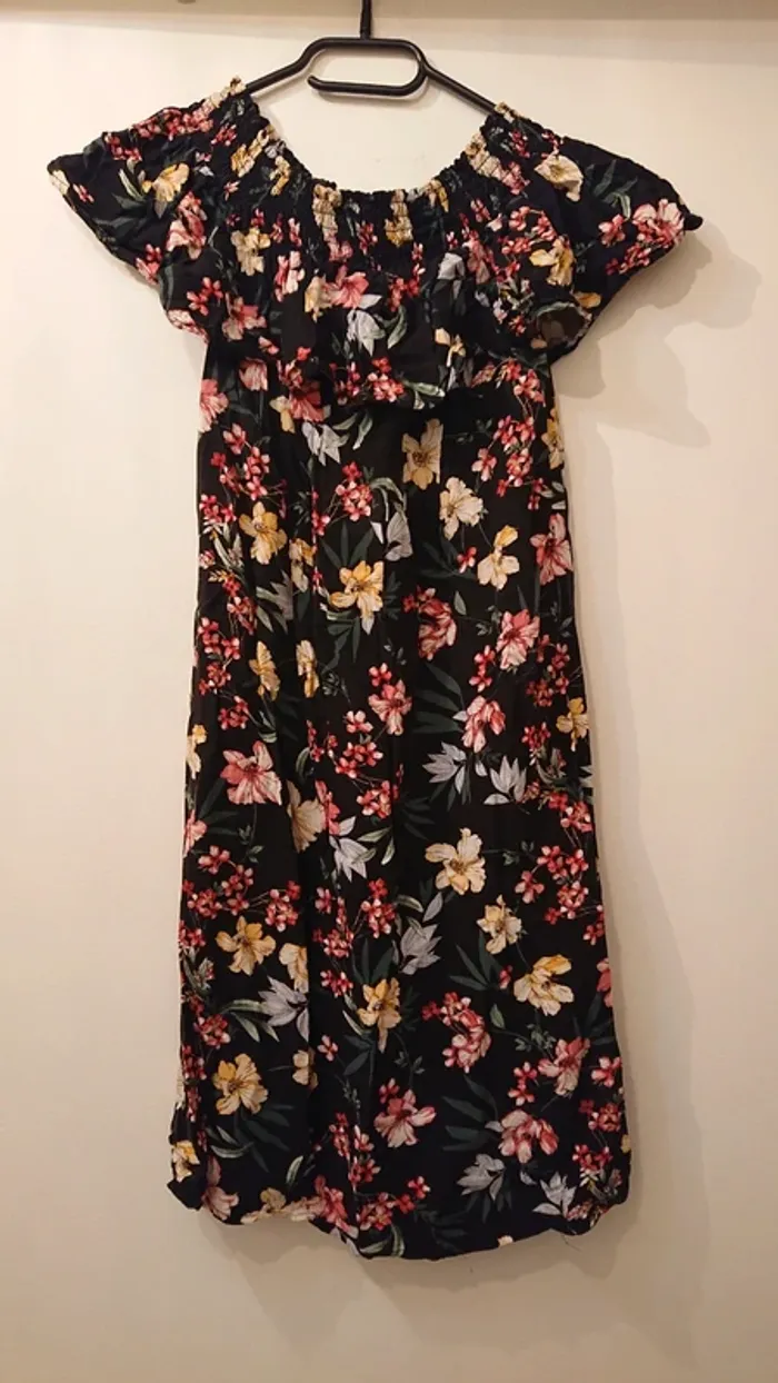 Robe été épaules dénudées noires motif fleuri