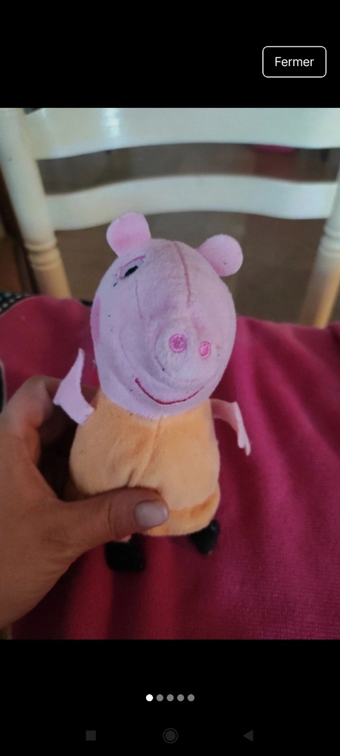 Petite peluche 
Peppa pig 
J56
