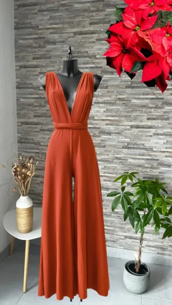 Sublime combinaison pantalon terracotta rouille positions variées pour gala