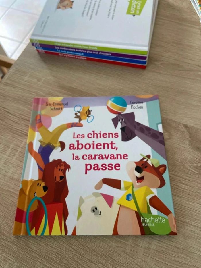 Les chiens aboient, la caravane passe
