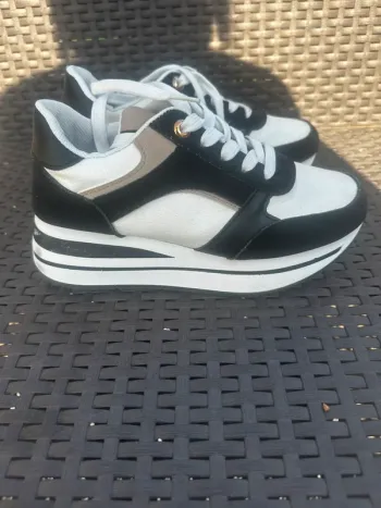 Baskets noires et blanches plateforme - taille 36