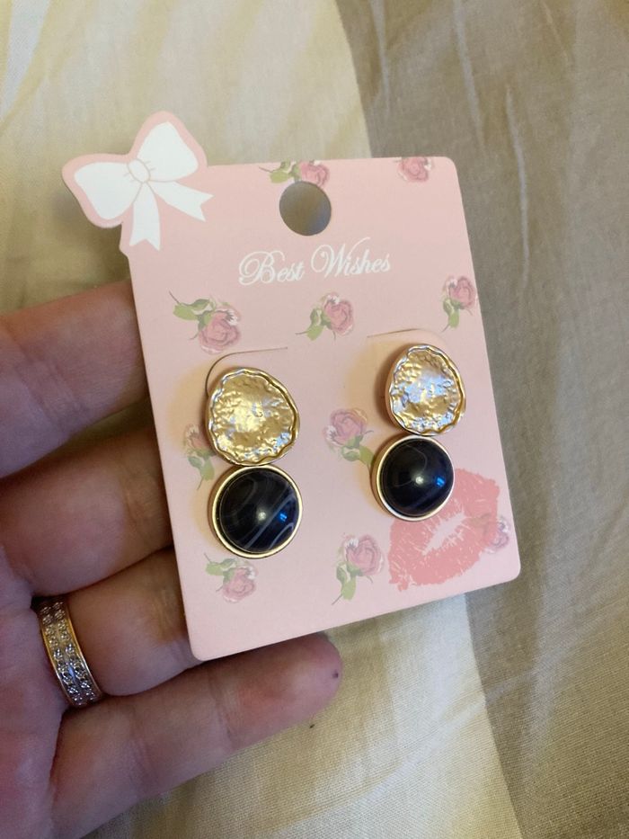 Boucles d’oreilles pendantes NEUVES pour femme forme ronde couleurs doré et noir - photo numéro 4