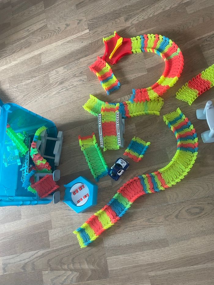 Jeu circuit voiture très bon état - photo numéro 3