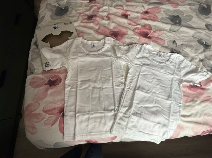 2 chemises manches courtes Petit Bateau 8 ans