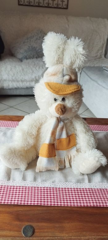 Peluche lapin tout doux, 38cm assis et 18 cm large. Très bon état