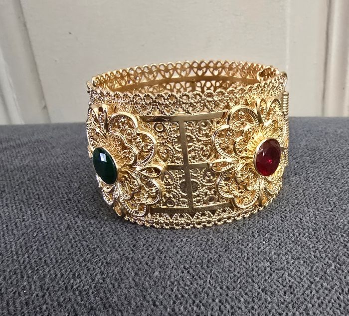 Bracelet manchette oriental motif filigrane pierre rouge et verte soiree mariage