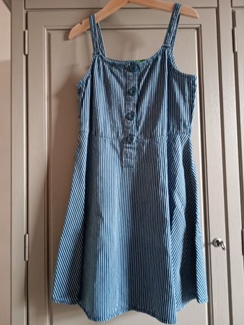 Robe bleue à rayures