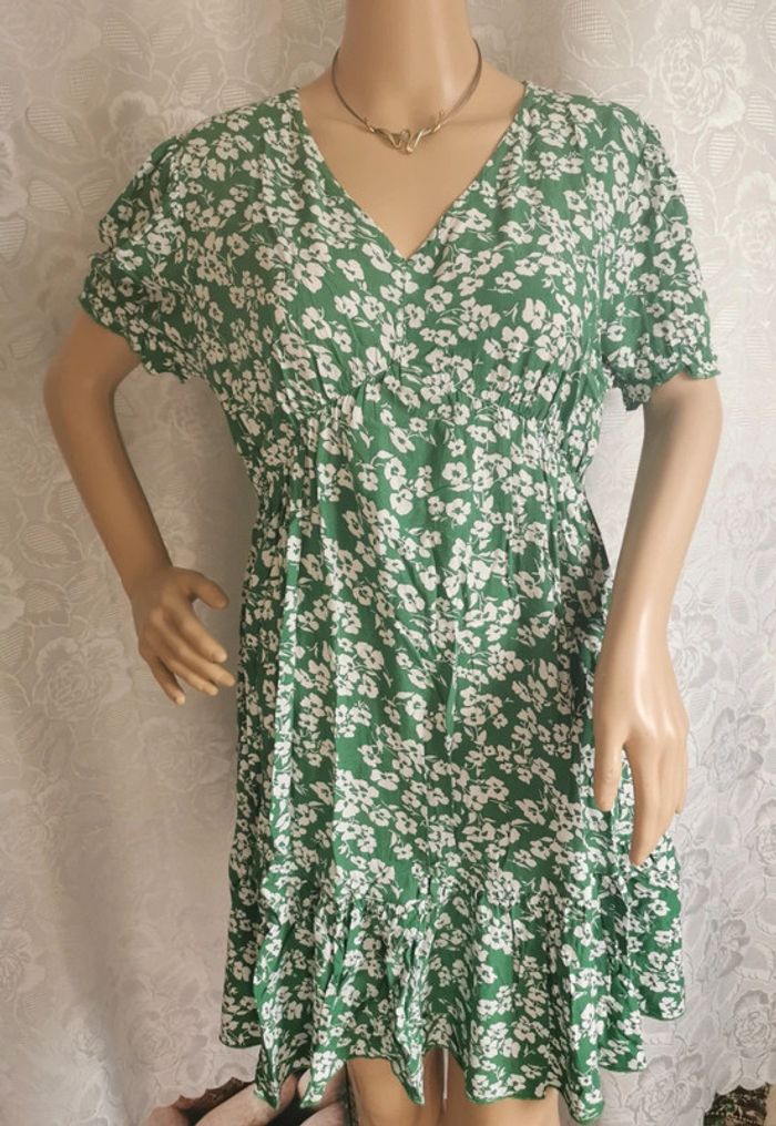 Robe. Vert. Blanc. Taille 40. M&V