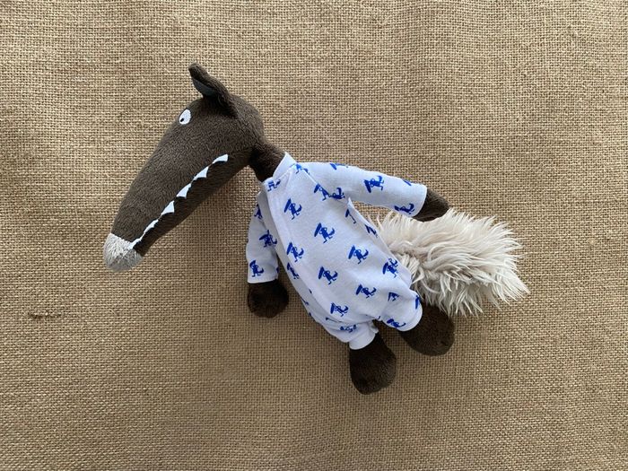 Peluche loup à habiller avec son pyjama Auzou - photo numéro 2