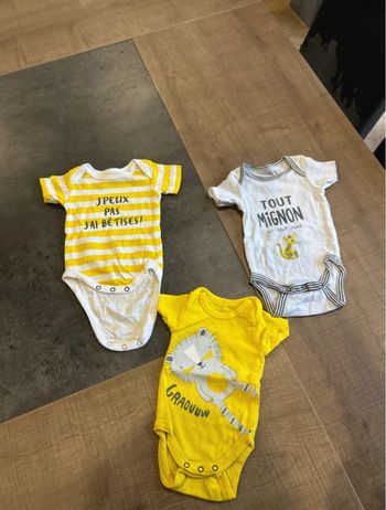 Lot de 3 bodies manches courtes bébé taille 1 mois