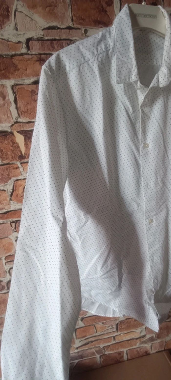 Chemise blanche avec motifs bleus - photo numéro 2
