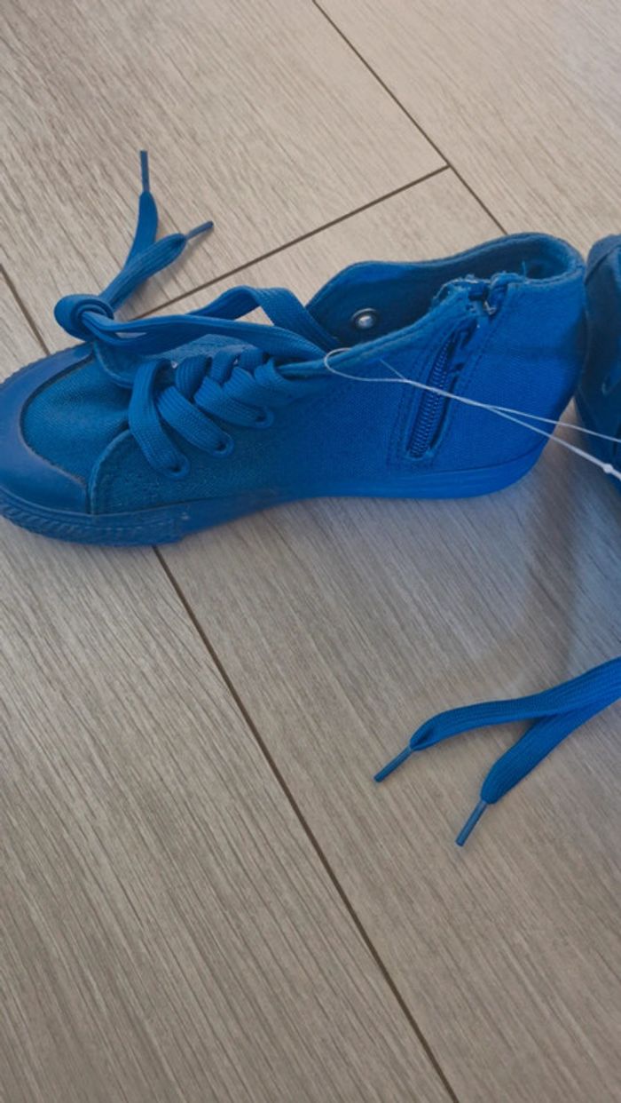 Baskets bleues neuves pointure 30 - photo numéro 2