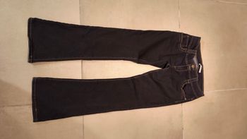 Jean bootcut,  foncé avec surpiqûres blanches comme neuf
