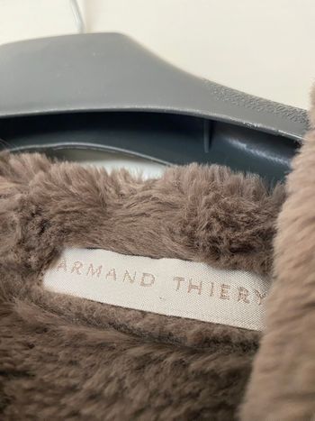 Manteau 3/4 entièrement fourre avec capuche