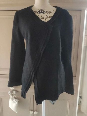 Veste noire croisé motifs chiffres dans le dos camaïeu 42