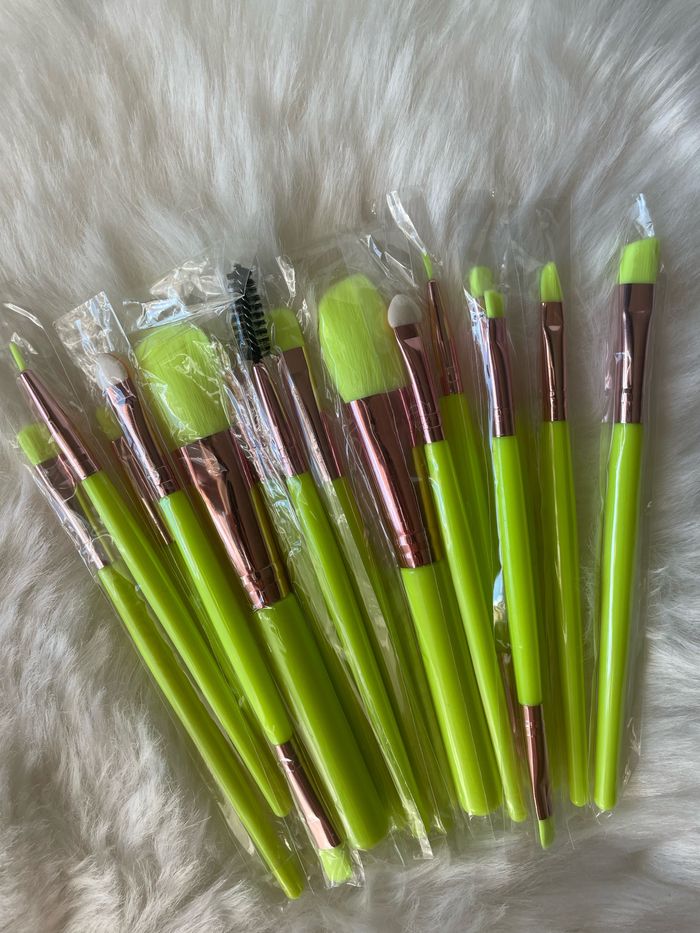 Lot pinceaux à maquillage fluo - photo numéro 2