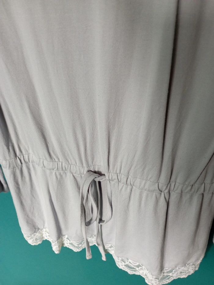 Tunique gris clair et dentelle blanche - photo numéro 3