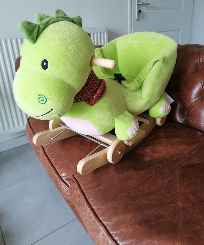 Cheval à bascule dinosaure