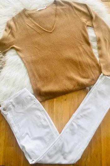 Ensemble pull marron-beige et jean blanc