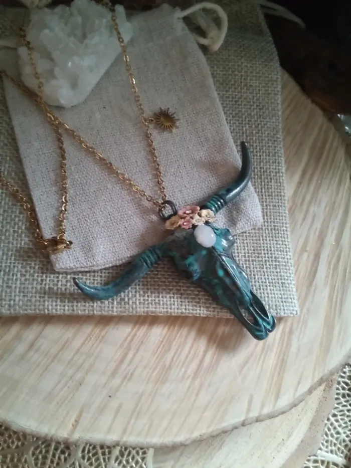 Collier tête de vache , pierre de lune et breloque soleil