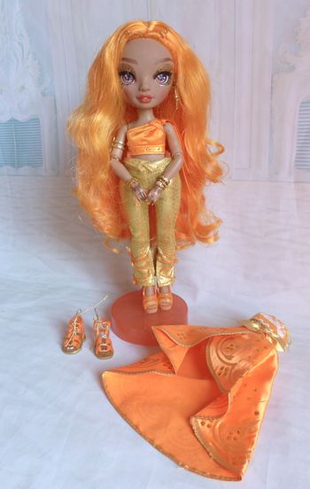 poupee Rainbow High Meena Fleur
