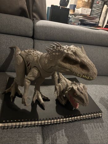 Lot 2 dinosaures jurassic world indominus rex et son bébé