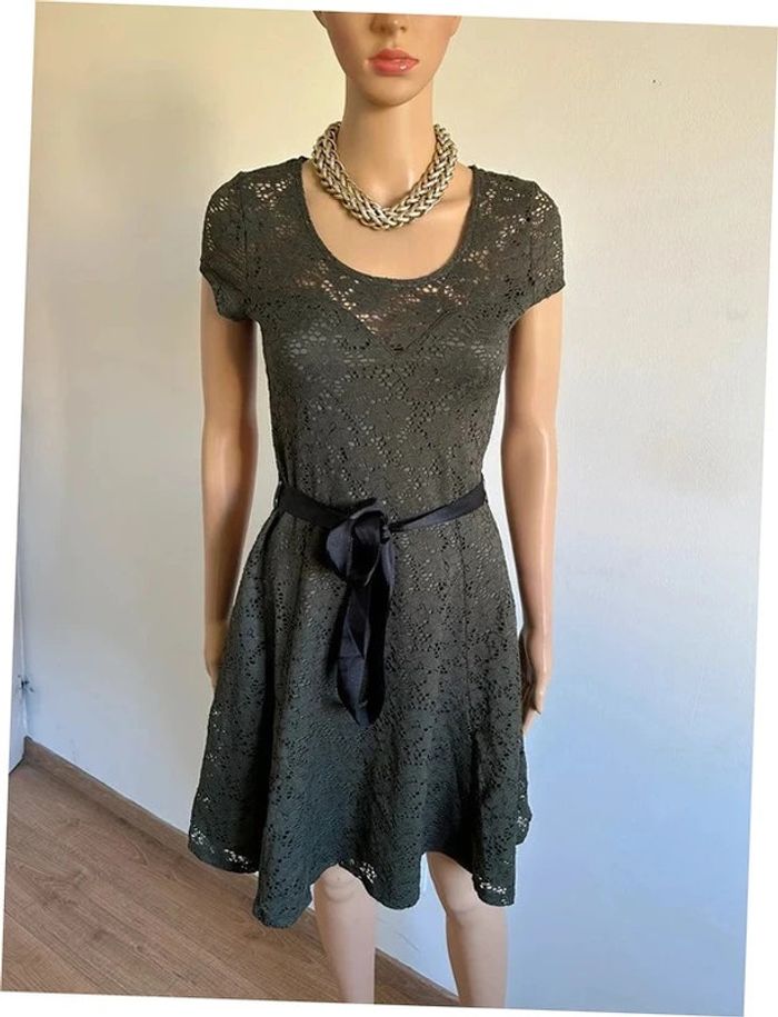 Robe kaki en dentelle à manches courtes Morgan taille S jamais portée