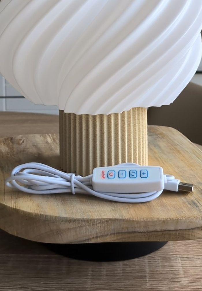 Lampe design blanche socle beige - photo numéro 3