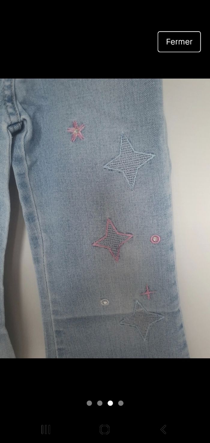 Jeans bleu clair bootcut broderie sur jambe. 2 ans - photo numéro 3