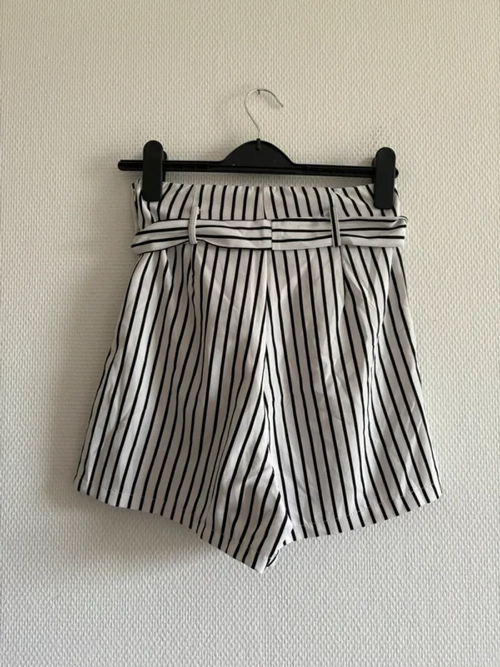 Short blanc et noir rayé - photo numéro 4