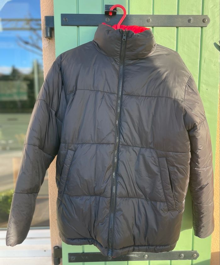 Doudoune noire et rouge