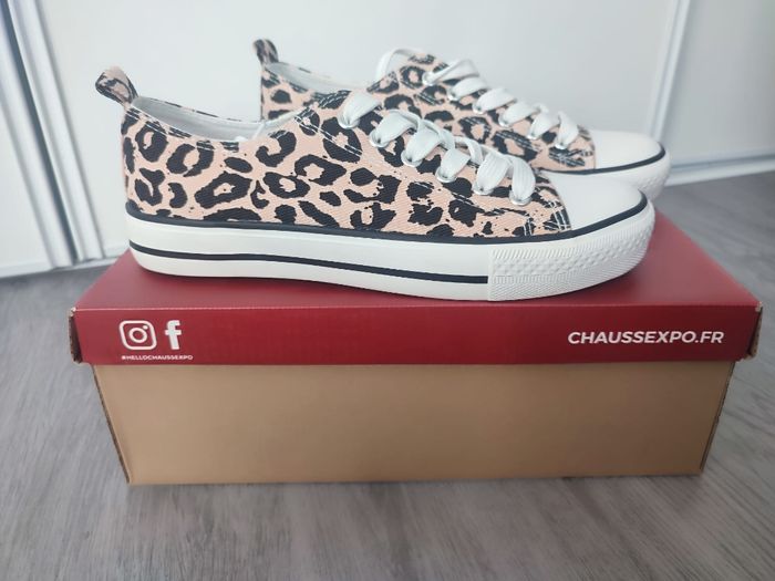 paire neuve de tennis 
Motif : léopard 
Pointure : 38