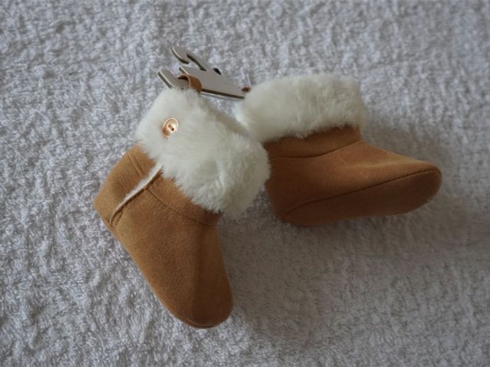 Bottes style daim camel/écru neuves Obaibi pour Fille Taille : 1/6 mois - photo numéro 3