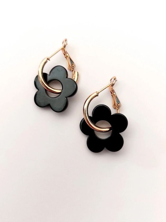 Mini créoles fleurs noires  - acier inoxydable  - tendance bohème - photo numéro 2