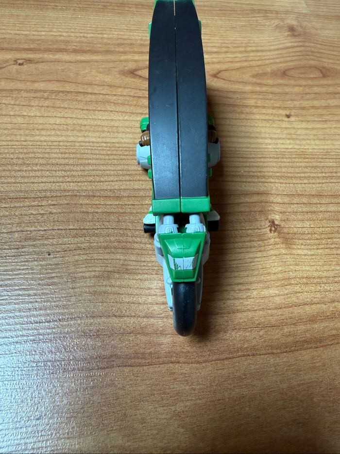 Figurine moto avec personnage Ben 10 omniverse - photo numéro 3