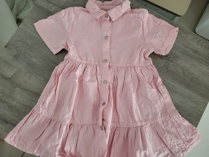Robe chemise rose à volant