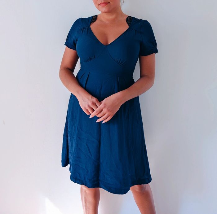 Robe mi-longue patineuse bleu, marine décolleté dentelle moderne et chic Kookaï taille 36 - photo numéro 2
