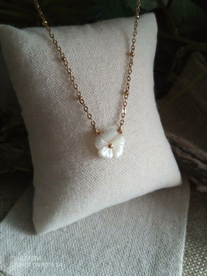 Collier bohème fleur de n'a'c'r'e naturelle