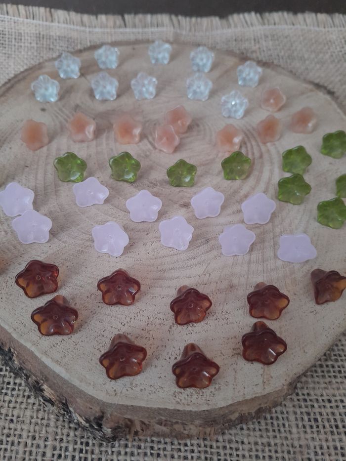 Lot de 50 perles en verre fleurs marron, transparente, roses, blanches, saumon,vertes - photo numéro 2