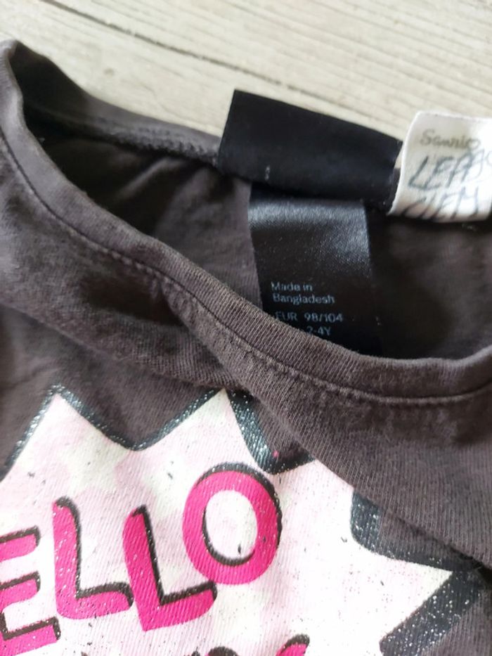 T shirt brun très foncé, Hello Kitty, de chez H&M, taille 2/4 ans - photo numéro 6