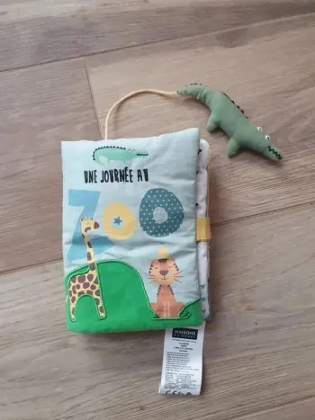 Livre tissu "une journée au zoo" maison du monde