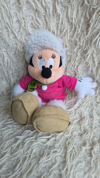 Peluche disney minnie hiver tenue hivernale disneyland paris