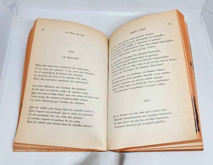 "Les fleurs du mal", de Baudelaire.
404 pages.
Livre de poche.
ISBN : 2.253.00710.2 - photo numéro 5