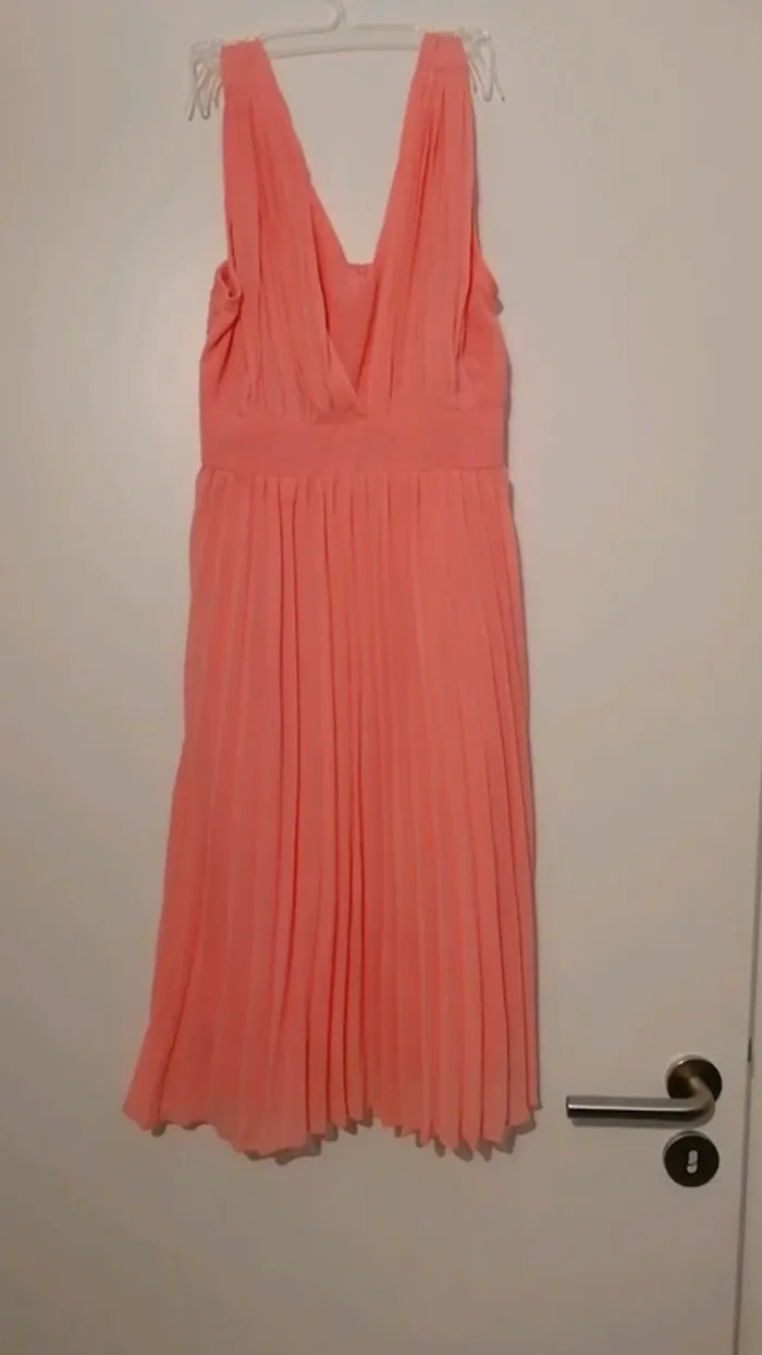 Robe plissée corail fluo