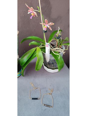 Lot de deux bracelets dorés et perles