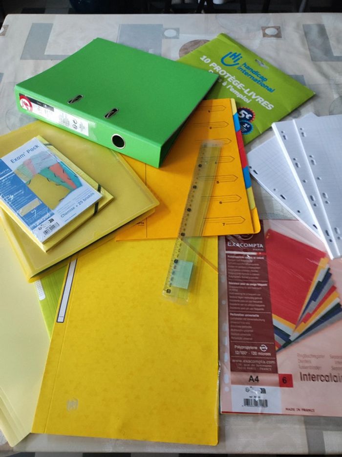 Lot de fournitures scolaires
