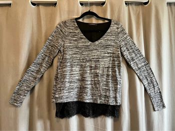 pull gris chiné et chemise noir taille xs