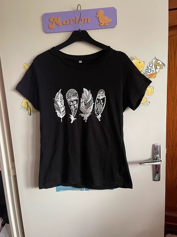 Tee shirt à manches courtes noir à motifs plumes, taille M
