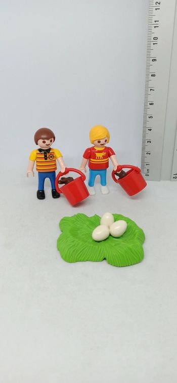 Enfants garçons avec seaux et lapins de pâques playmobil