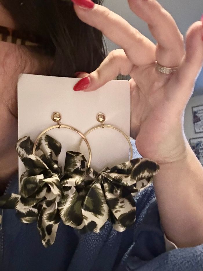 Créoles à froufrous NEUVES avec étiquettes pour femme couleurs noir et gris - photo numéro 3